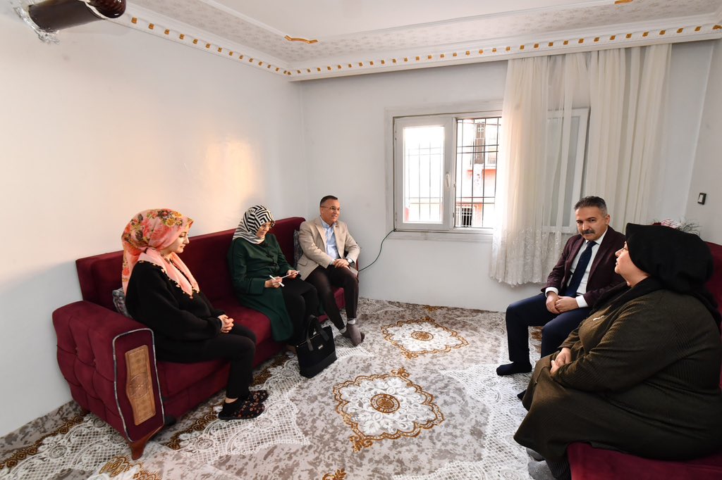 Valimiz Kemal Çeber, eşi Neslihan Çeber Hanımefendi ve Kaymakamımız Mehmet Emin Taşçı, Fatma Şahbudak ailesini ziyaret etti.