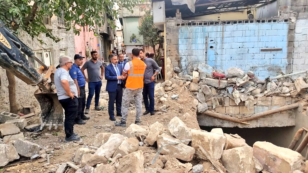 Kaymakamımız Mehmet Emin Taşçı, Bostancı mahallemizdeki yıkım çalışmalarında incelemelerde bulundu.